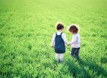 Два ребенка держатся за руки